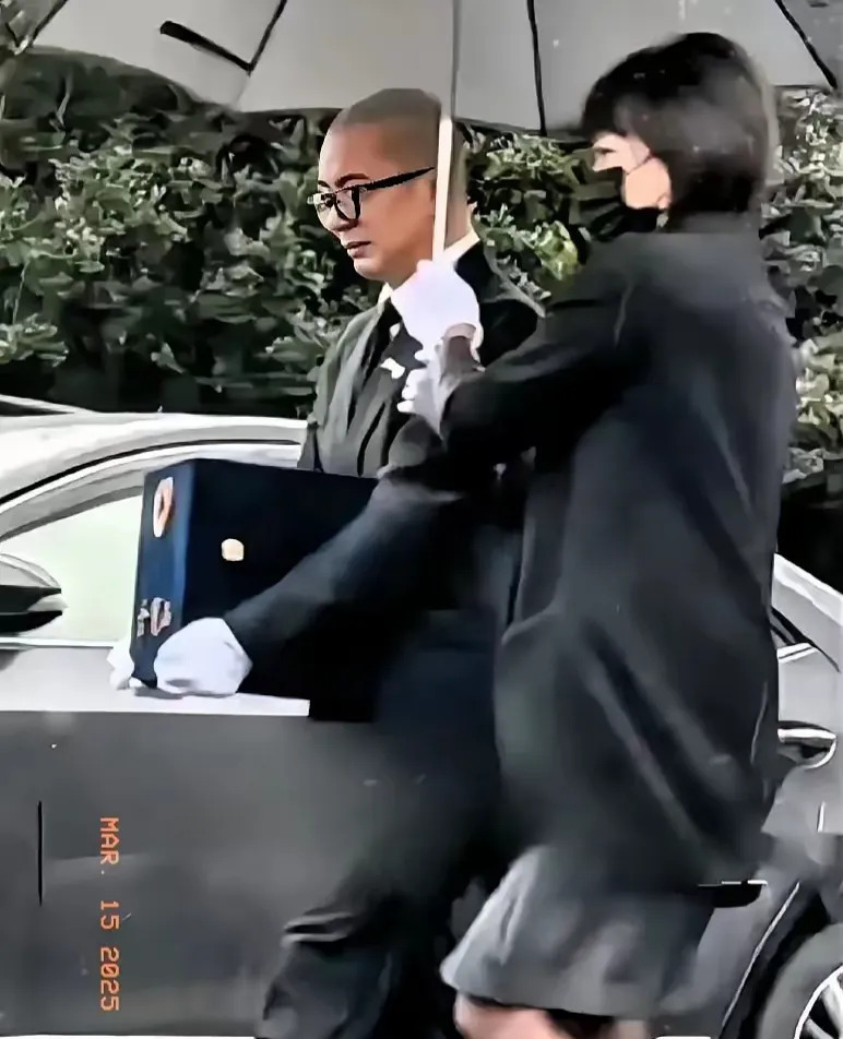 大S葬礼亲友送别











大S的葬礼居然下暴雨了！这是巧合还是老天