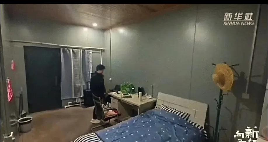 万万没想到
董宇辉做的那么成功
可是宇辉的家也太简陋了
超乎我的想象
我以为宇辉