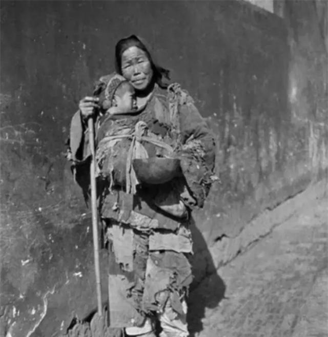 1949年，湖南平江解放后，有一个乞丐模样的妇人，径直走进了县委大院，当门口的守