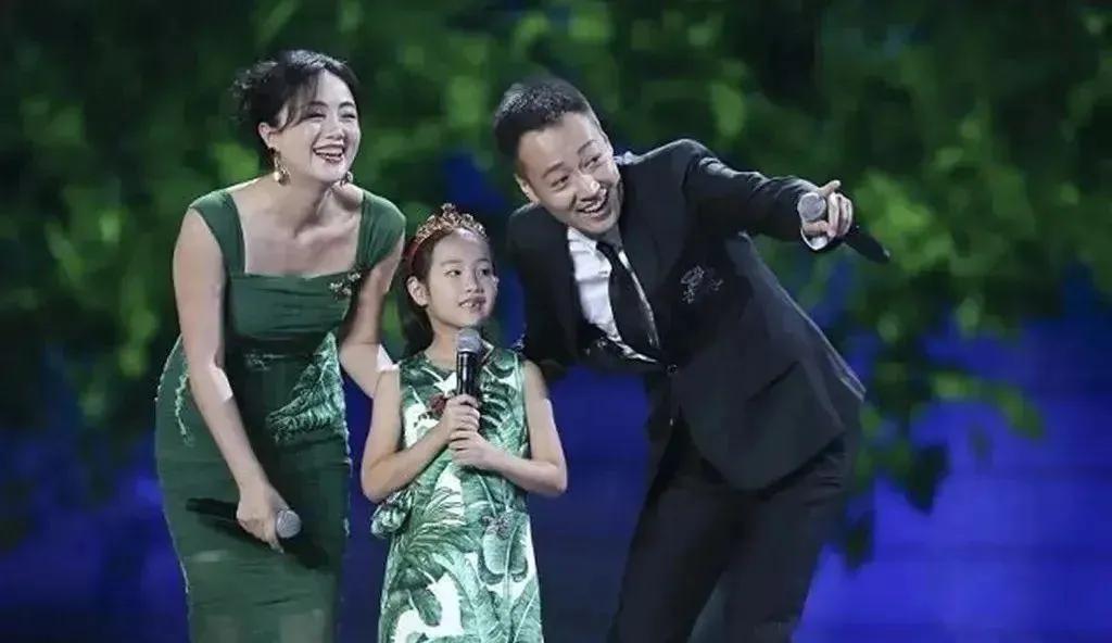 朱媛媛早年与辛柏青、女儿一家三口舞台表演照，也太甜蜜幸福了！感觉那时的朱媛媛虽然