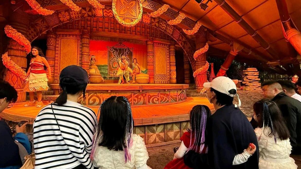 张杰与三女儿演唱会舞台温馨同框，幸福满溢