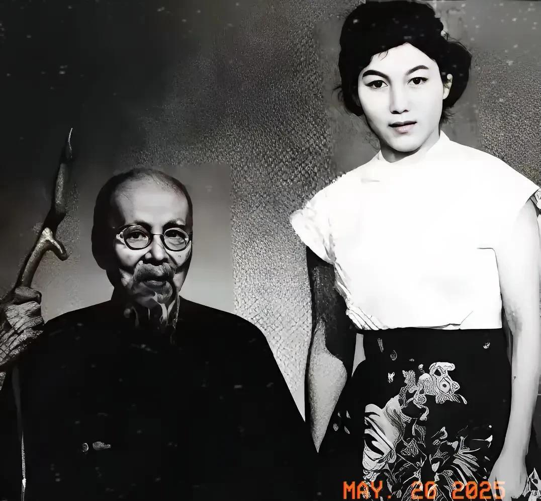 1952年，90岁的齐白石看上了25岁的新凤霞，他一把将新凤霞拉进房间，指着一个