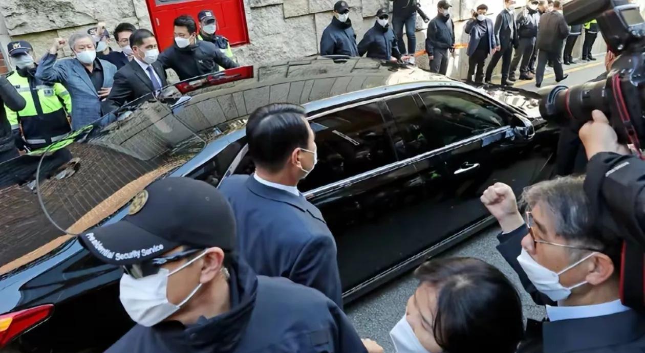 65岁的尹锡悦拒捕，与狱警对峙140分钟：脱衣撒泼打滚，老脸都不要了
谁能想到，