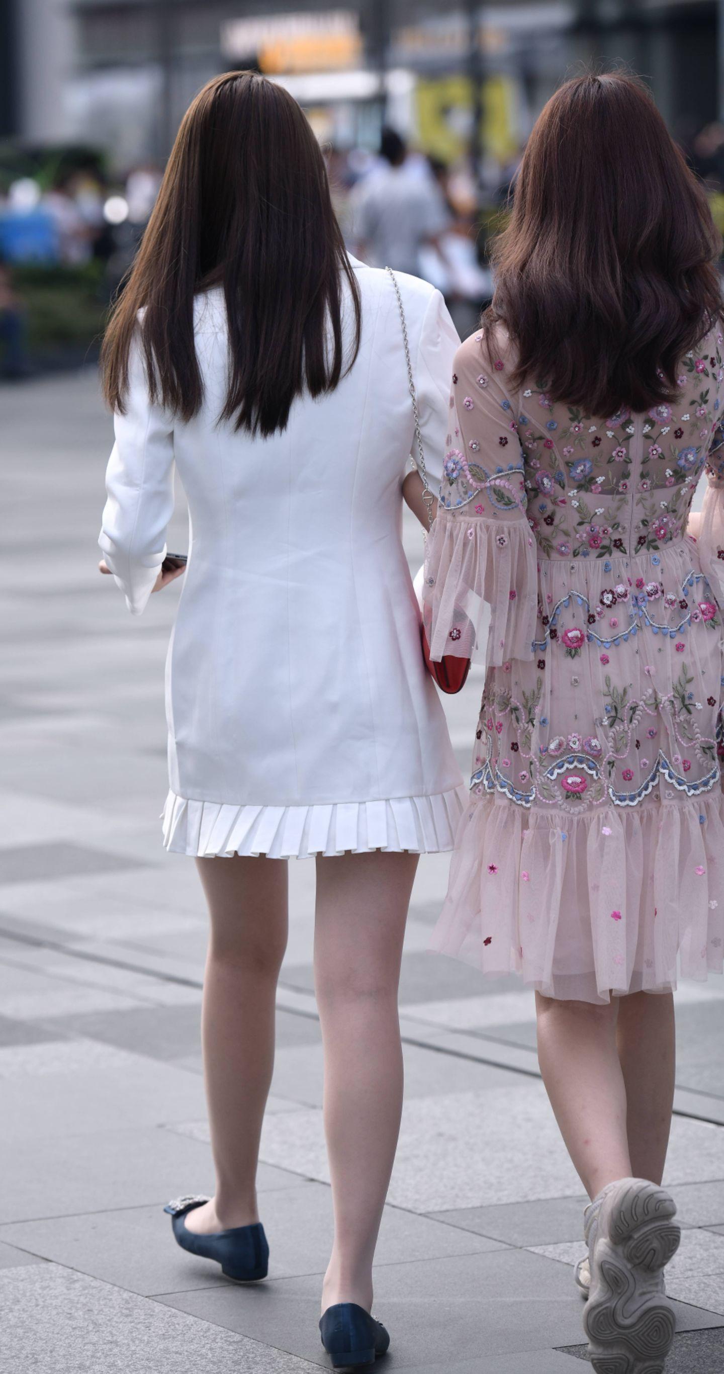 陪女性朋友纹眉，她紧张得一直握着我的手心。