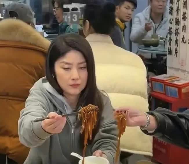 陈慧琳来广州也去大排档吃面，看样子很有食欲。大排档的氛围很容易勾起食欲。52岁陈