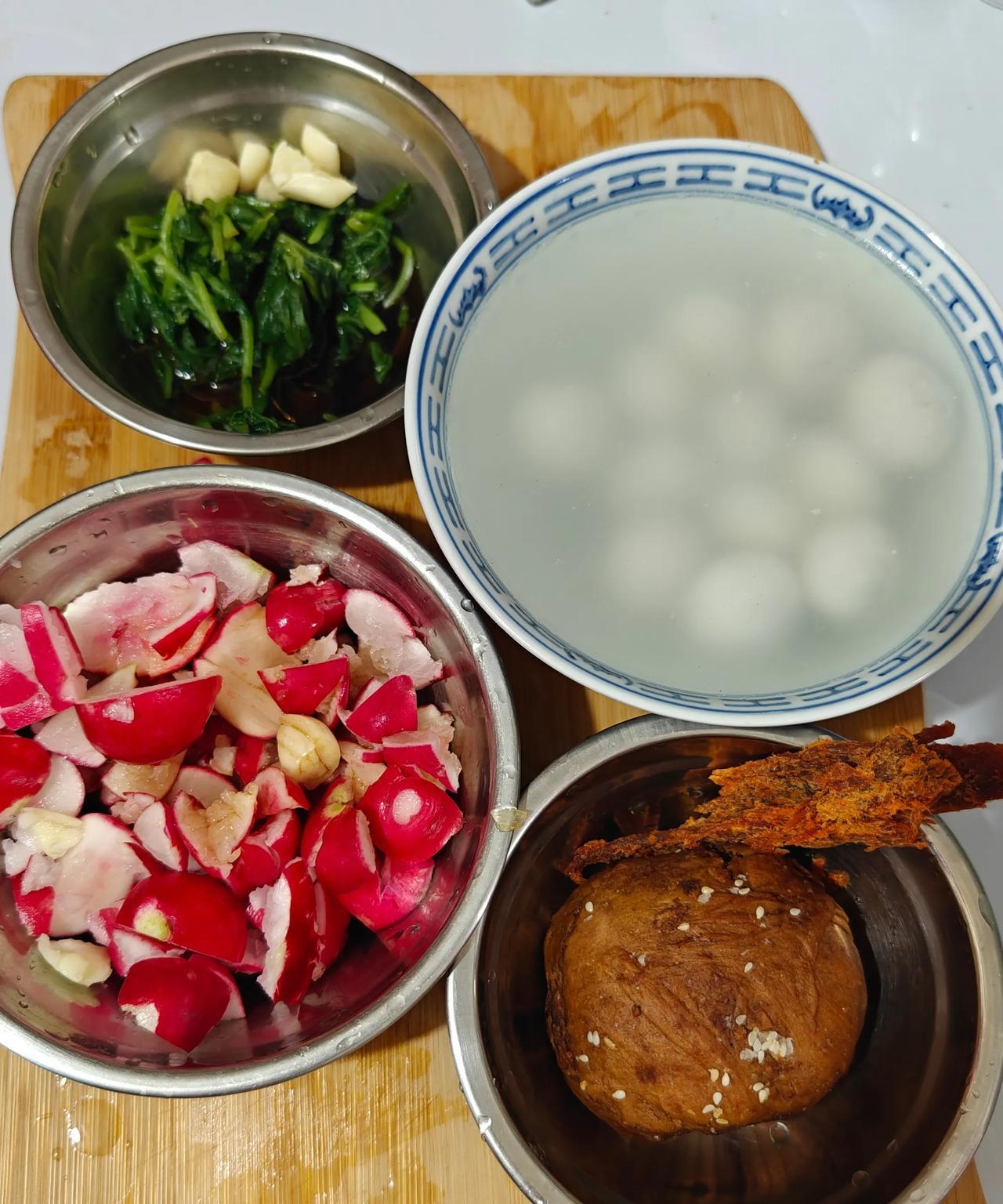 晚饭煮了一个汤圆，拿一把水果萝卜和蒜拍碎了拌在一起，萝卜缨焯水后也拌了进去。还有