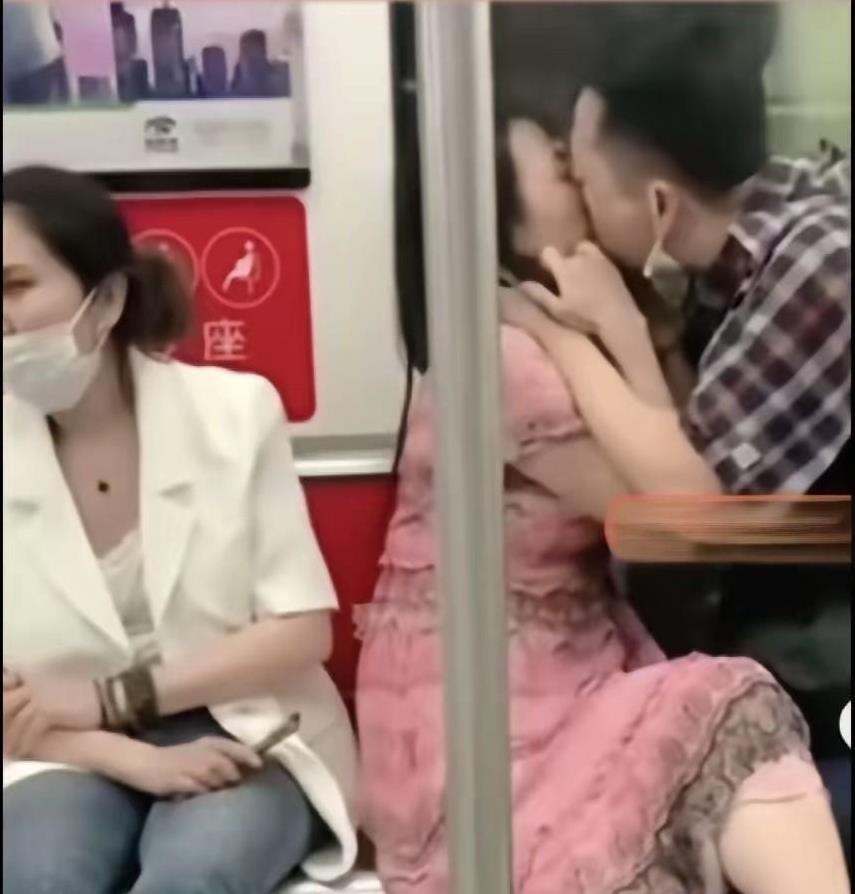 年轻人地铁上热吻，是一片风景。
中年人地铁上热吻，是老不正经。
让人看了心生厌恶