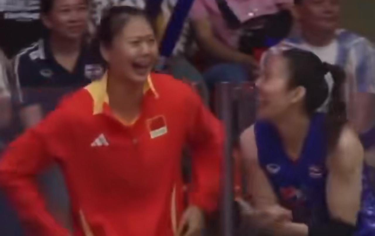 笑不活了！果然是中泰女排一家亲啊！中国女排到了泰国，也真是入乡随俗了，真正的融入