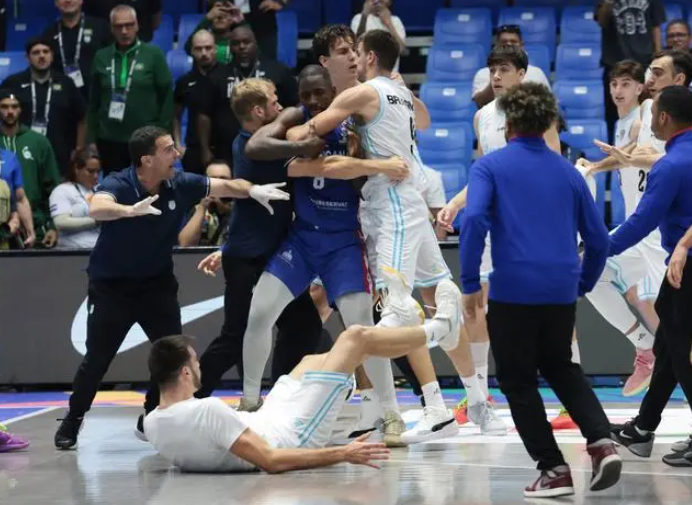 在结束的一场美洲杯小组赛中，阿根廷男篮以83-84加时惜败于多米尼加男篮。比赛结