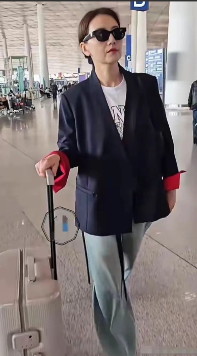 高圆圆，这身打扮看着有点显老，也可能是发型的原因，不如原来年轻时尚了。