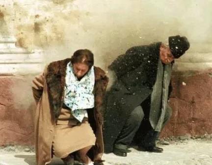 在1989年的那个寒冷的圣诞节，一张罕见的照片定格了罗马尼亚总统齐奥塞斯库夫妇的