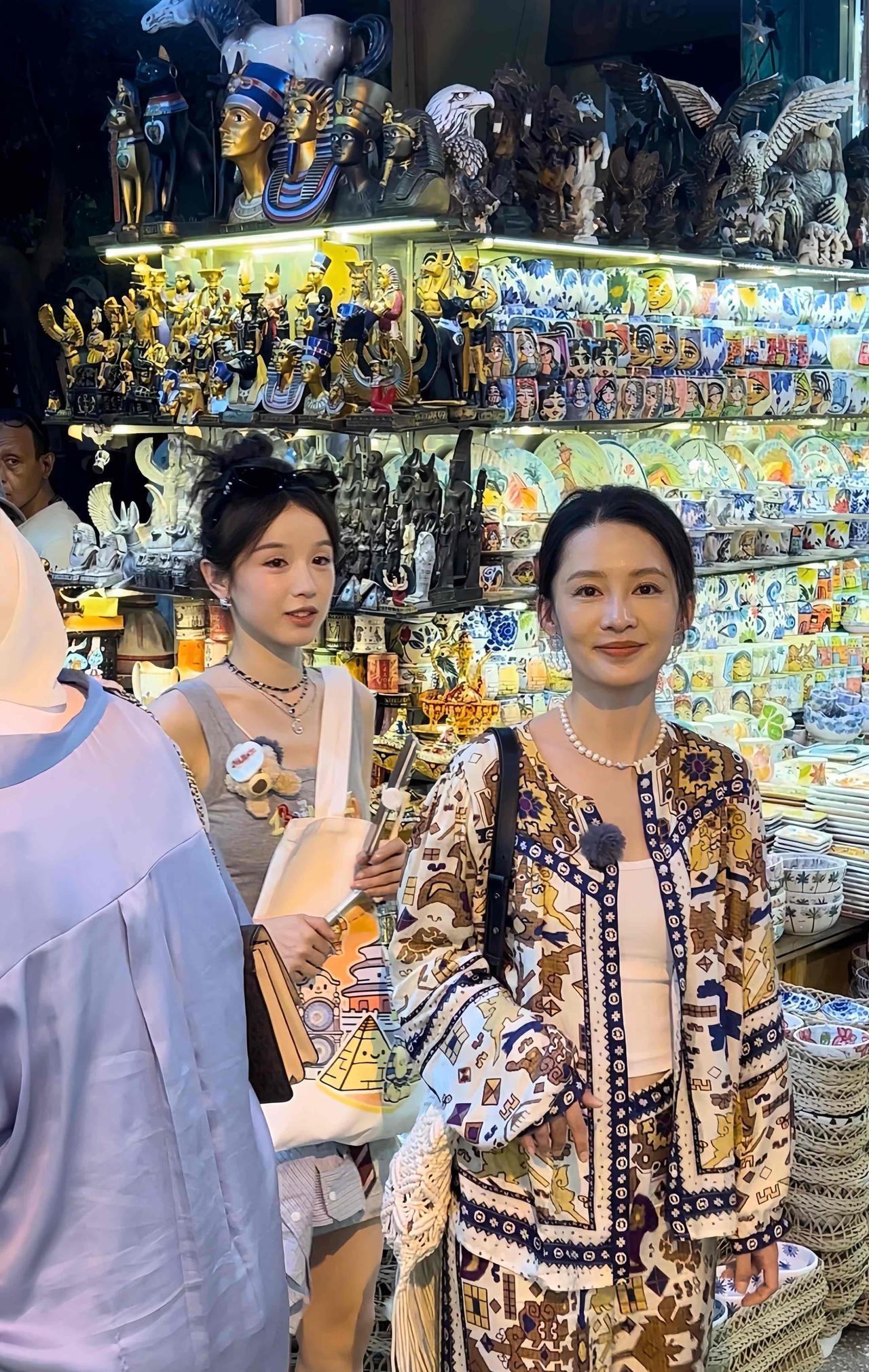 近日，李沁现身开罗综艺拍摄被偶遇，她身穿花套装，站在闹市中，露出温婉的笑容，好美