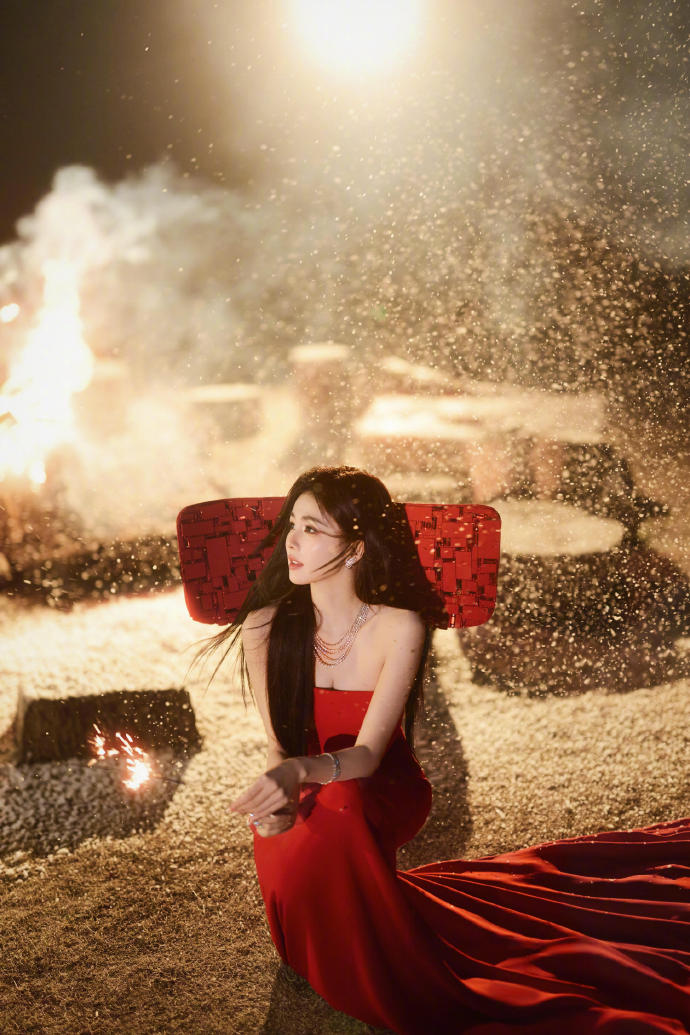 白鹿新年炽热红玫瑰

白鹿元旦写真造型，Stéphane Rolland正红抹胸