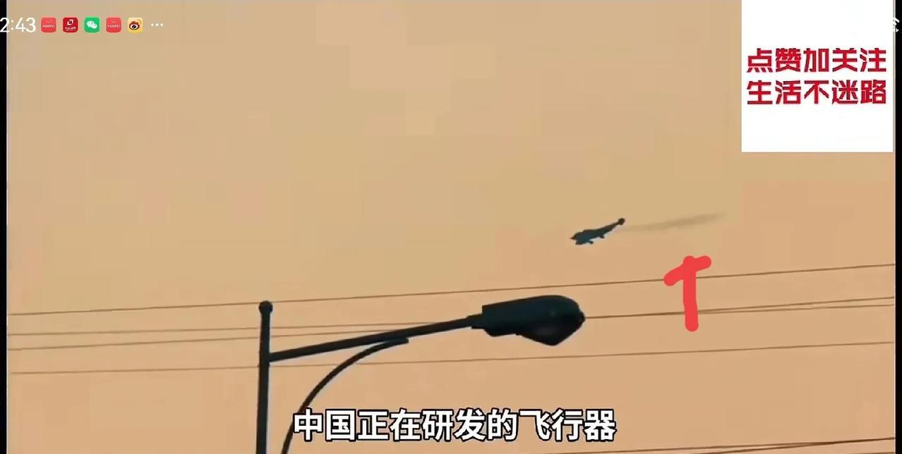 歼36俯冲时给了一点油，不多，股屁后冒起了一小股黑烟，这是它近日着陆前的一个小动