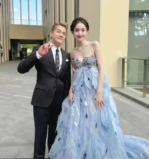 郭富城官方身高171cm，娜扎官方172cm。

图一是他们两个人的合影，图二为