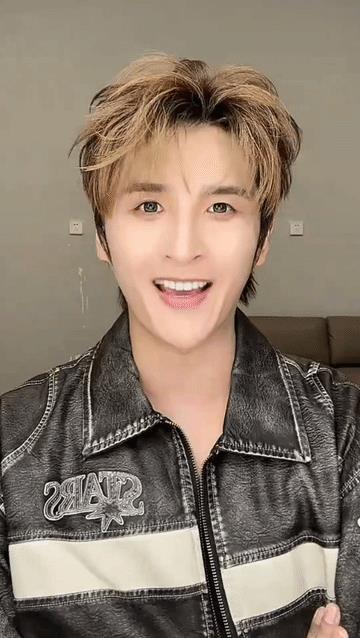 陈楚生和张远这个周末都开演唱会，
陈楚生在西安
张远在成都，
一个发了剪影，一个