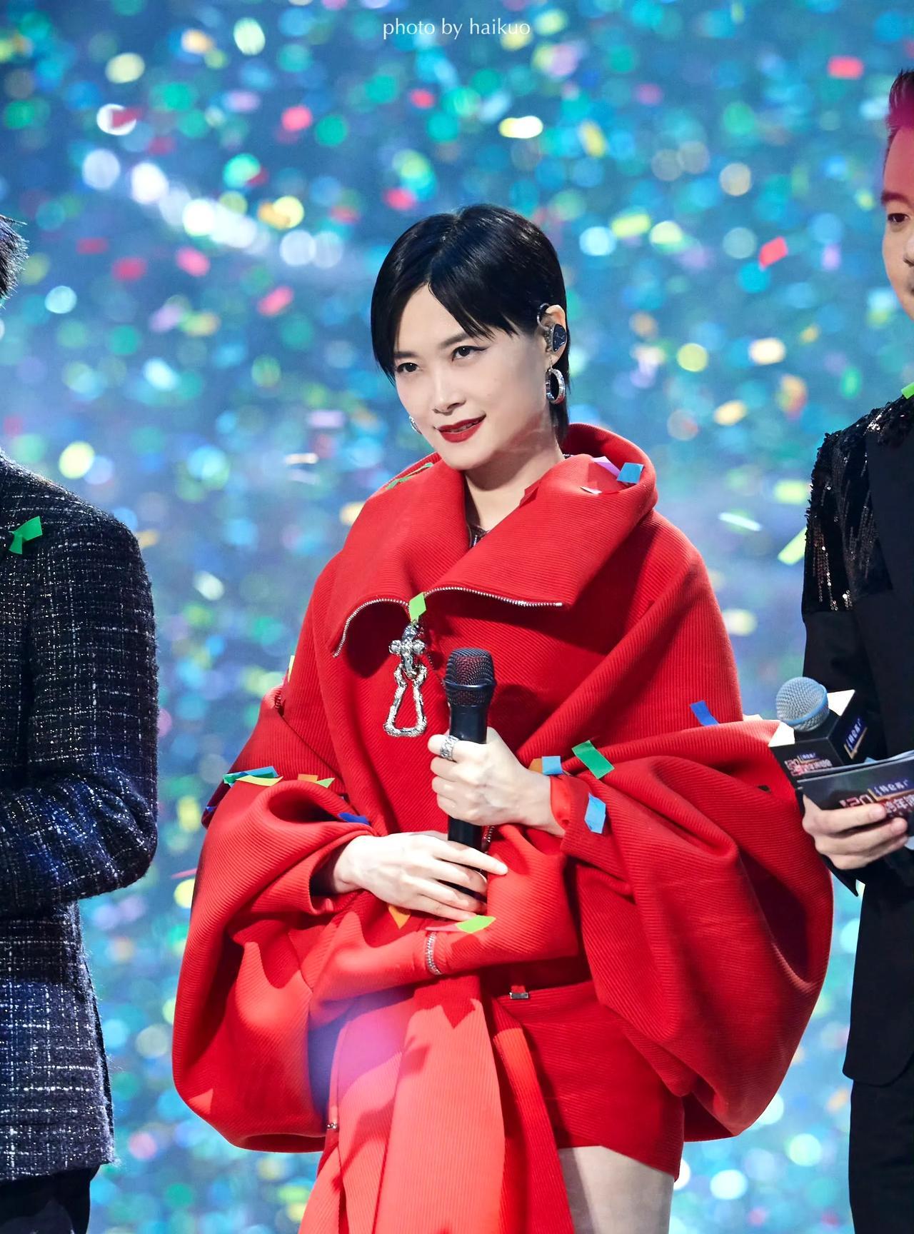 老油条几斤几两业内都知道，李宇春就靠站中间造“咖位”，结果高奢连rh范思哲都把她