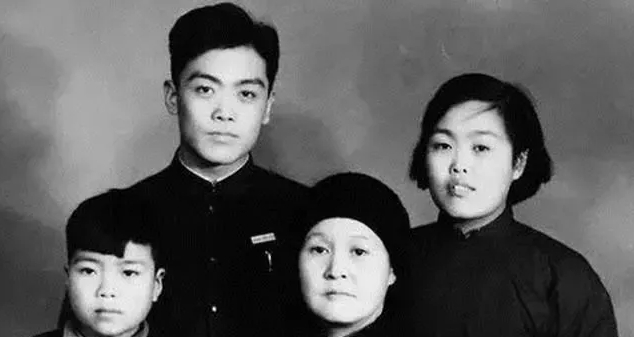 1961年，季承悄悄把母亲彭德华接到北京，与父亲季羡林相聚。季羡林得知后，将房间