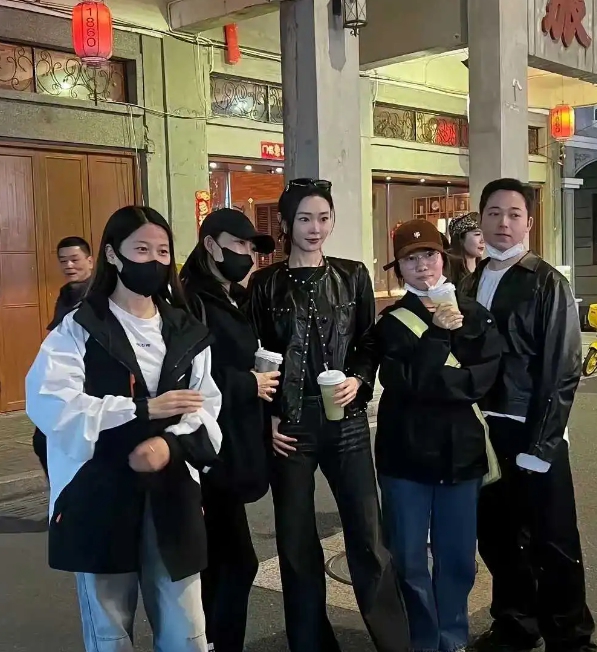 不怪那么多人抢着合照，换我也是一样。