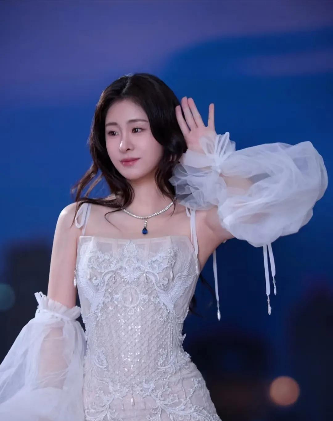 有种强烈的预感
张碧晨要凉凉了
不是她歌唱的不好，也不是她长的不漂亮，而是她的工