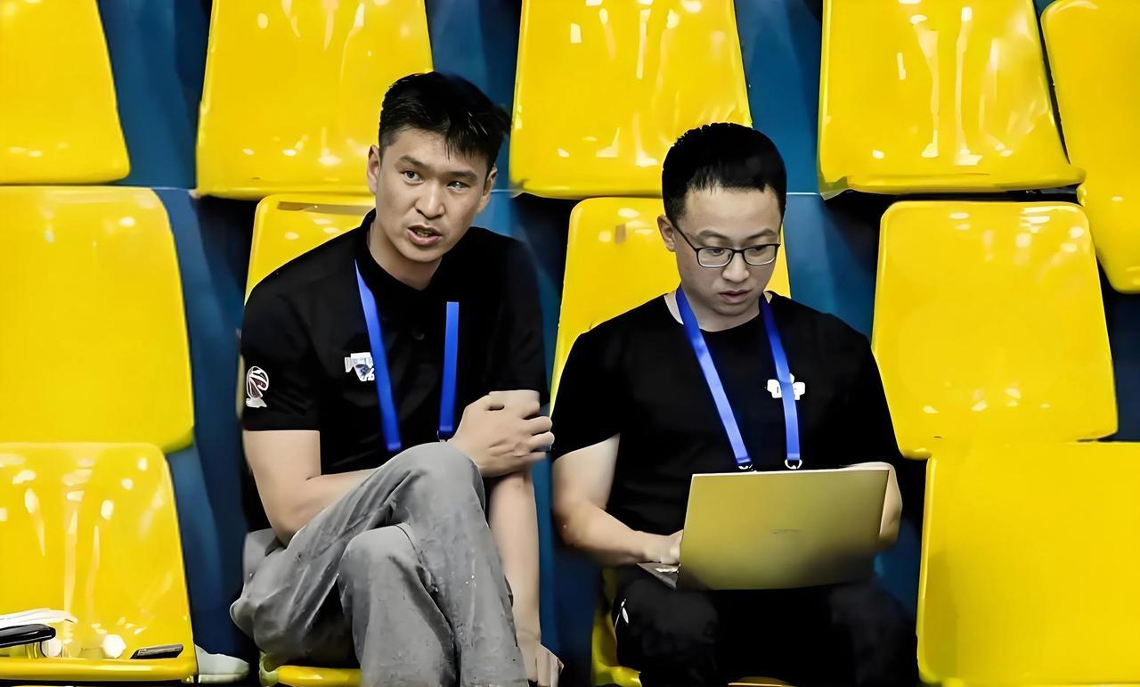 霍楠再就业任二把手
霍楠在四川男篮找到工作，自从“被”离开南京同曦后，就一直赋闲