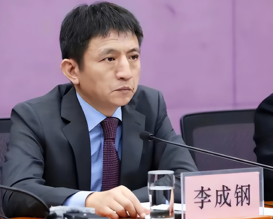 中方“鹰派”代表李成钢抵美！手把手教世界如何挺直腰杆和白宫谈判。
 
中美第四轮