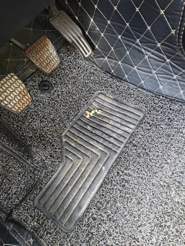 更换帝豪刹车灯
行驶中突然刹车灯的缓冲橡胶垫片掉落到脚上，自己换上了挡泥板的卡扣