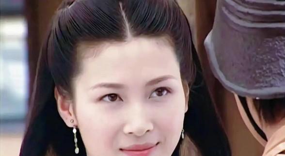 五年同居抵不过低谷时一杯温水？周一围在剧组角落嚼着冷盒饭时，突然递来保温杯的竟是