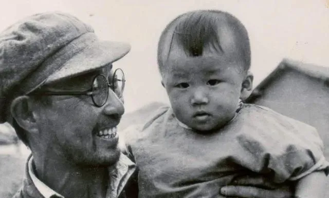 1950年，陈赓的女儿出生了。当小娃娃在产房护理时，一个女兵走了过来，看了小孩一
