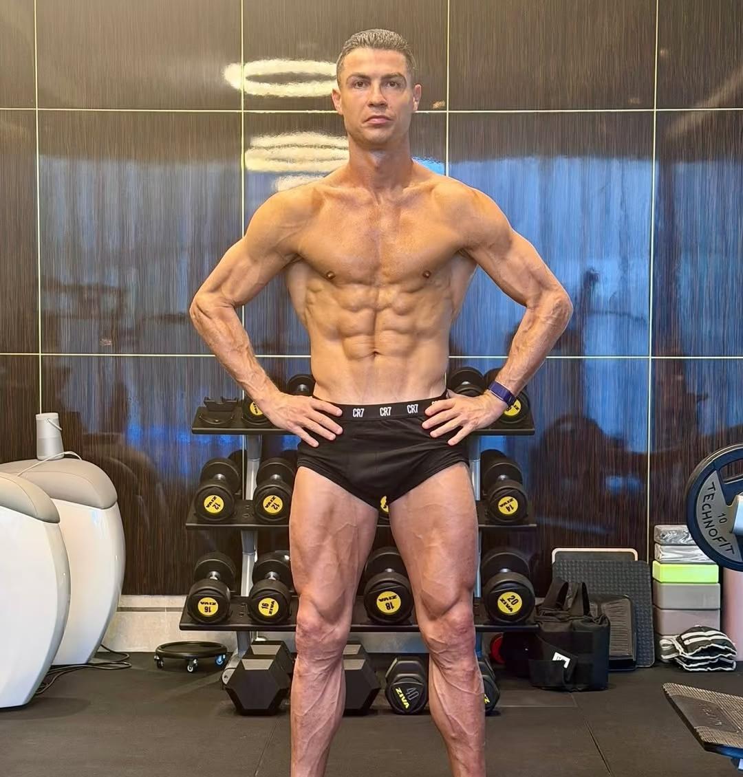 C罗的肌肉VS梅西的肌肉，您更喜欢哪个？
C罗喜欢在健身房秀肌肉，其模板式的肌肉