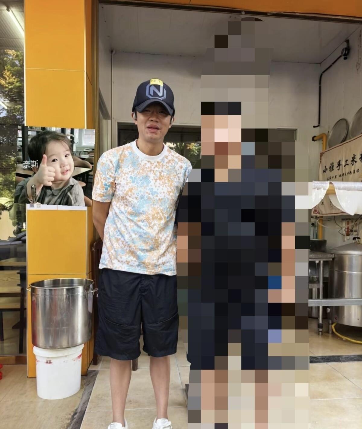 粉丝们朋友们可以放心了，
曾毅现在状态挺好的，有网友在
街上偶遇他，只见他一身休