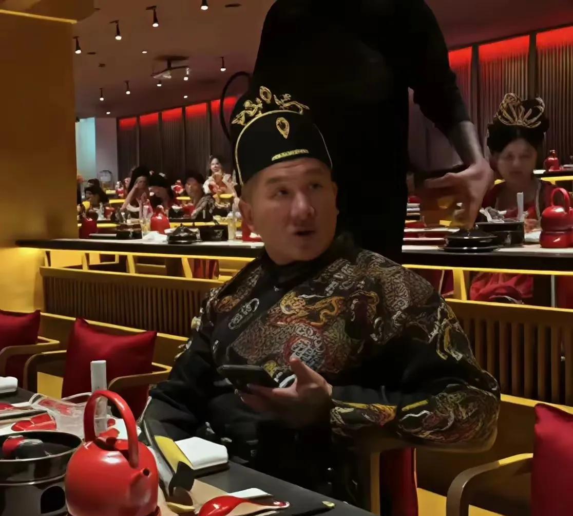 穿上官服，就得蓄须，要不不像官员了，倒像公公，和督主大人了[我想静静][我想静静