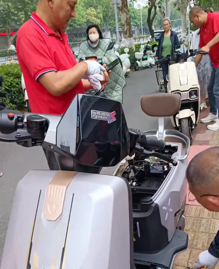 全是在骑台铃赤兔的，看看的台铃赤兔二零二五这款车子，男女都可以骑它，因为它的大小