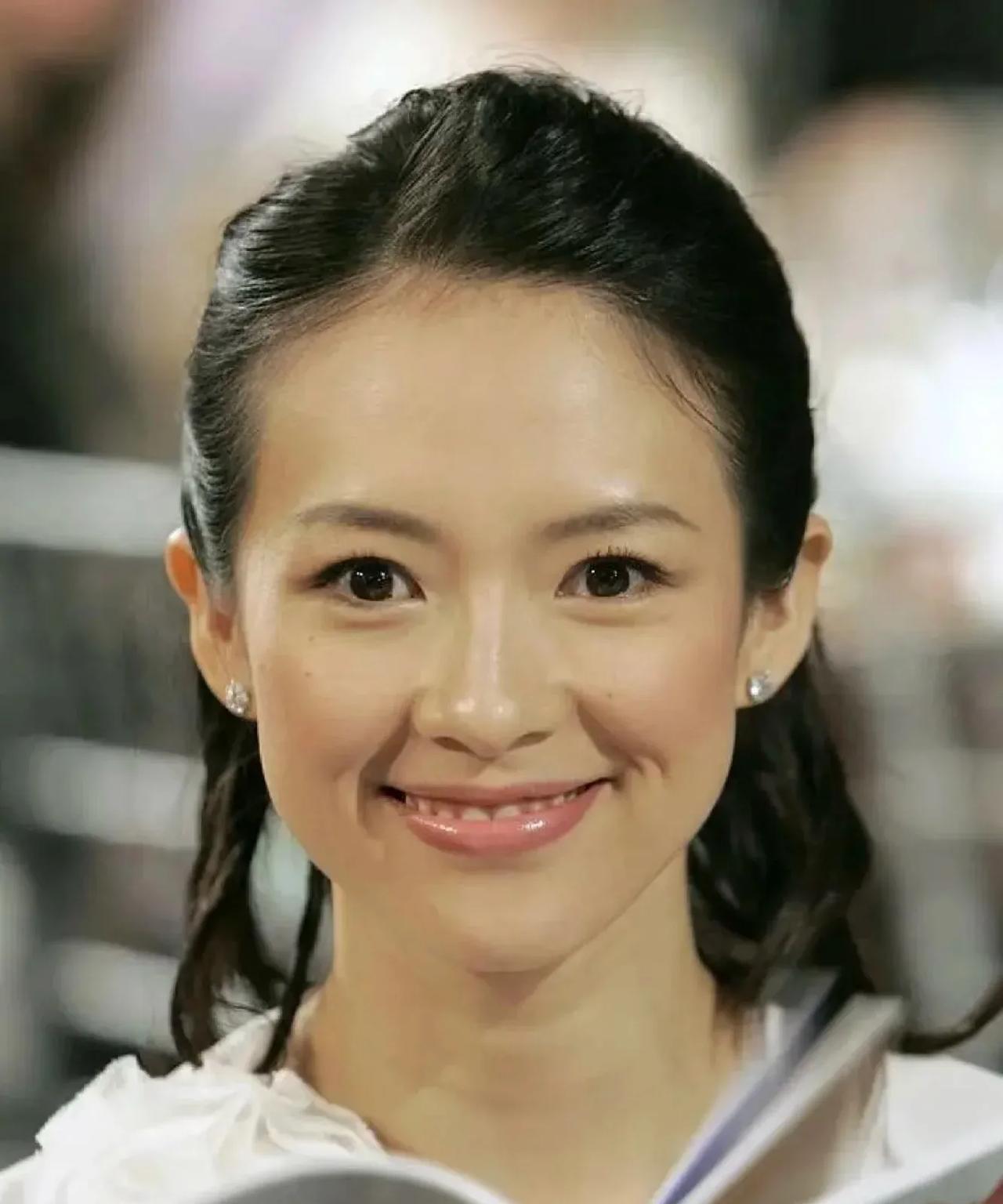 年轻时的章子怡还是甜妹啊，这张也太可爱了吧，有点像小鹿。#章子怡照片#