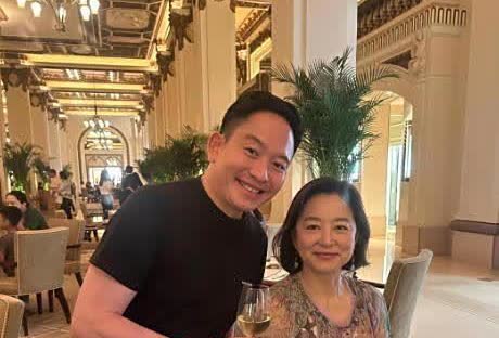 70岁的林青霞在香港酒店喝下午茶时被人碰到了，她打扮得那叫一个雍容华贵，身材超棒