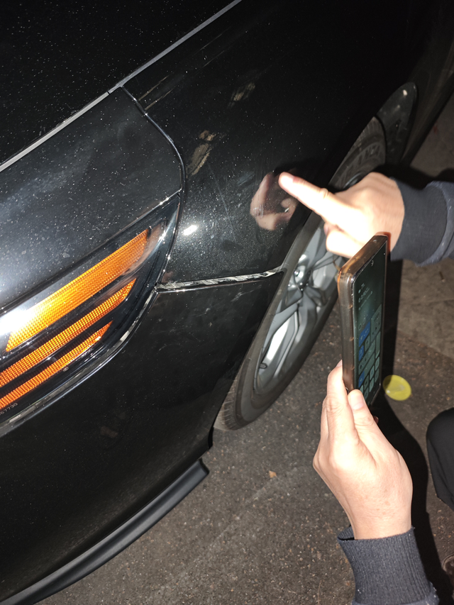 刚买的车被掰了
车停到小区还没到一个礼拜，直接被掰出了一条缝，我开了上路还没到1