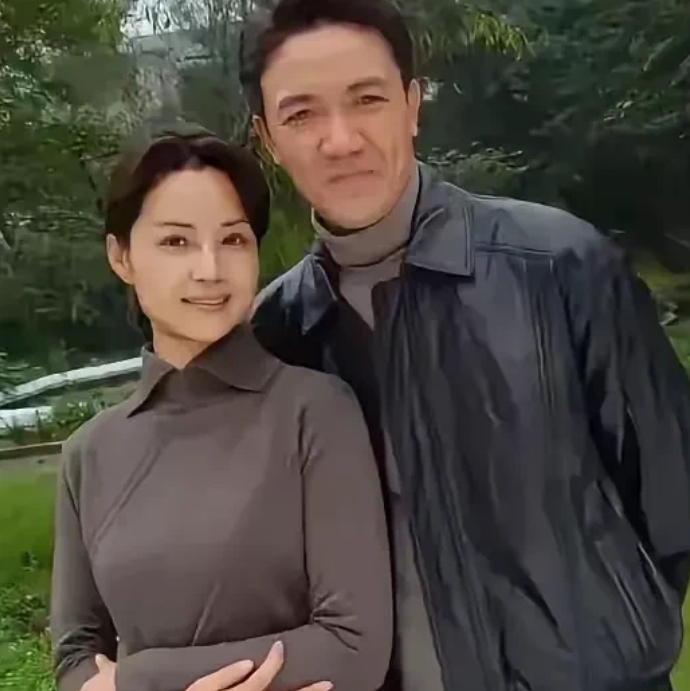 苏麻拉姑也老了，但端庄优雅依旧不减，身边的男人常演战争片，英气逼人。俩人站一块儿