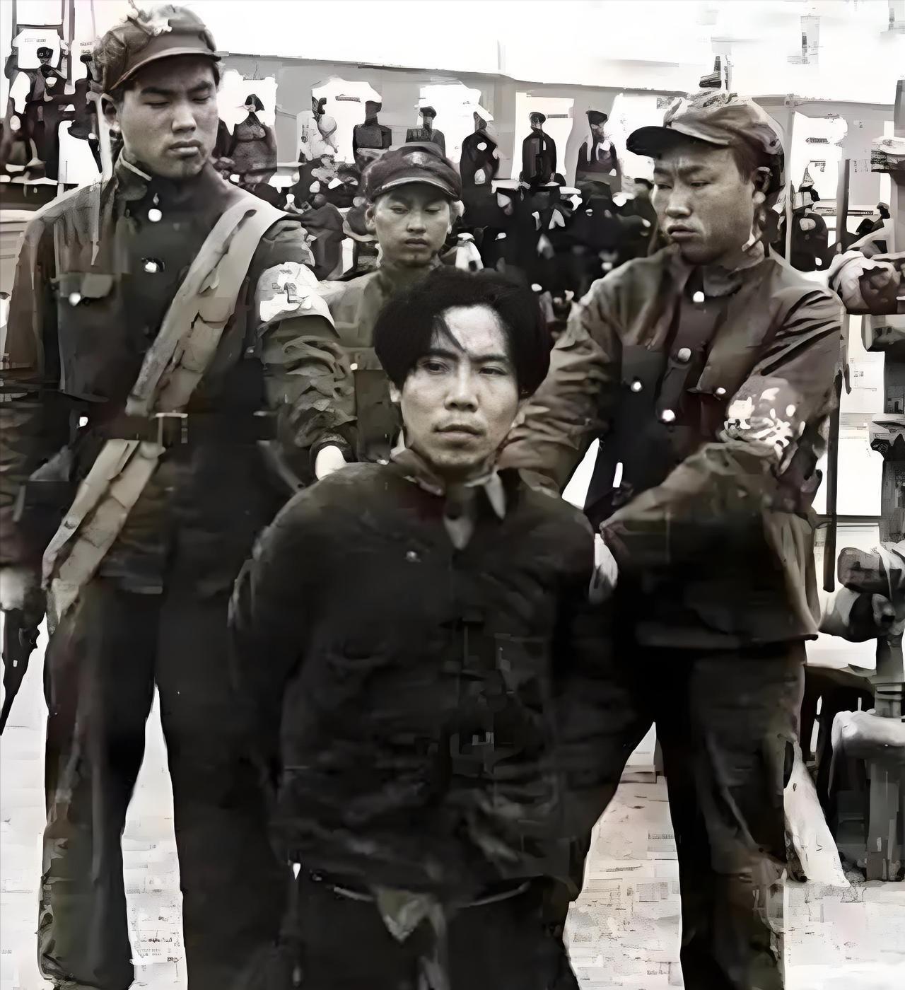 1954年，飞贼段云鹏落网，众人得知后，忍不住调侃道：“他不是号称‘飞贼’，会轻