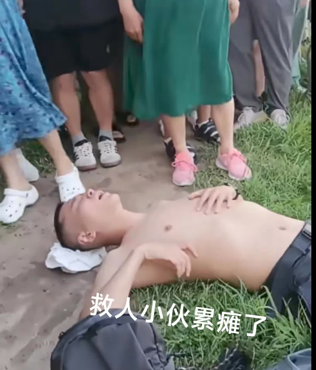 7月22日，锦州市凌河区东湖公园步行桥下有人溺水。
一个身穿白衣小伙，救人心切