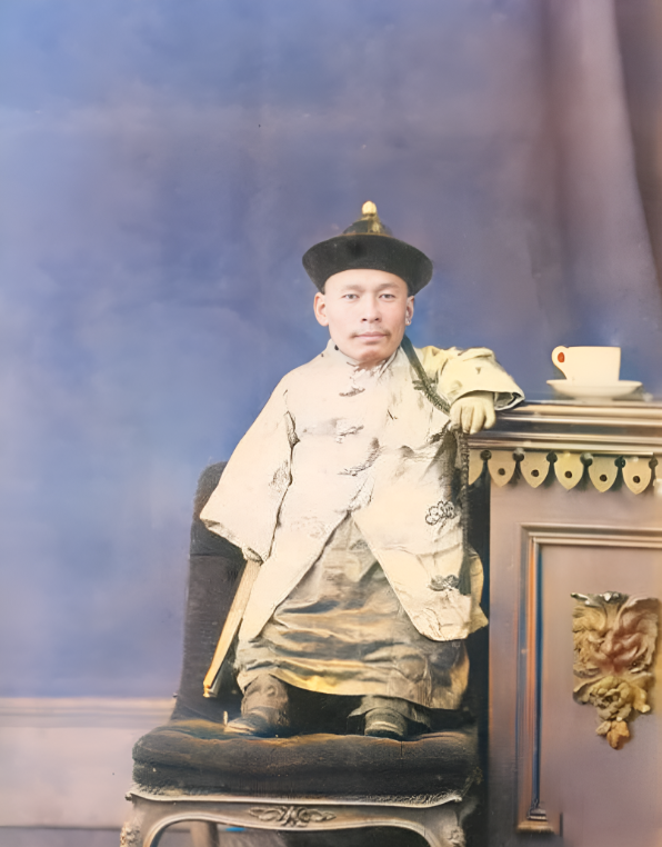 这是一位患有侏儒症的清朝男子，他的脸部轮廓看上去还比较英俊，但是他的身材却如三岁