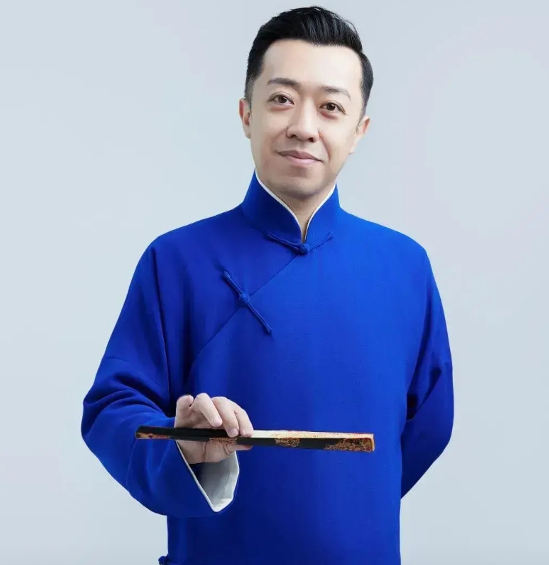 离开德云社最不体面的，应该是何伟，最体面的我想应该是李菁。

李菁和何伟、曹云金