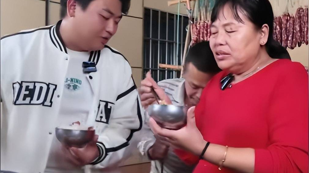 全红婵重返训练场，动作吃力累倒在地，师兄分享训练视频引争议，