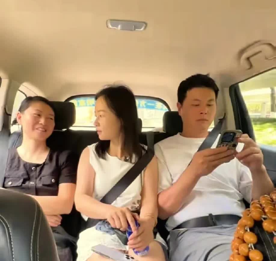 金哥真会安排，把红姐安排跟冷眉和徐敏坐一辆车。
感觉她们在车上的对话怪怪的，这