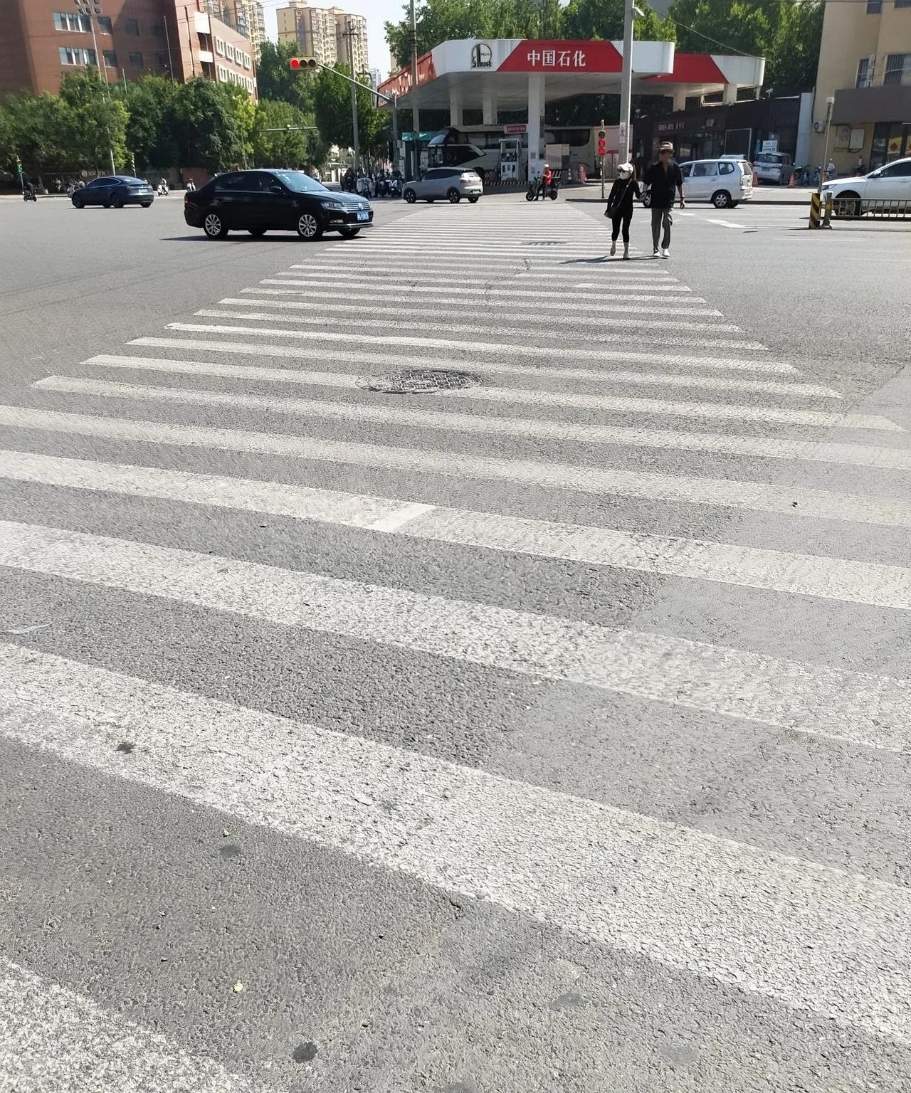 二人十指相扣，看似恩爱，咱就说，这个红灯你们是非闯不可吗？  
战战兢兢，如履薄