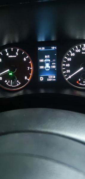 14代轩逸胎压问题请教？
本人车开了5个月了，想着变天了，看看胎压，突然发现一个