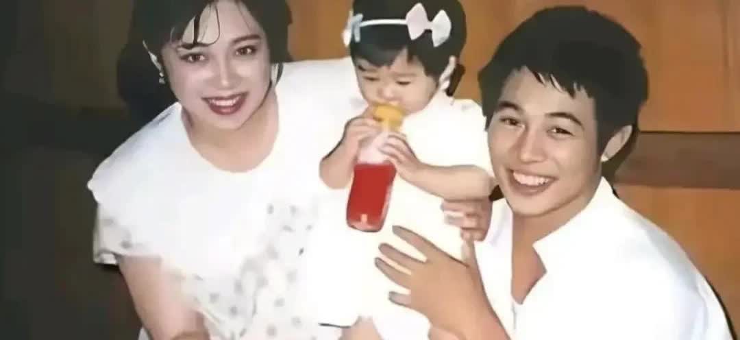 80年代，李连杰和黄秋燕一起给女儿过生日[看]