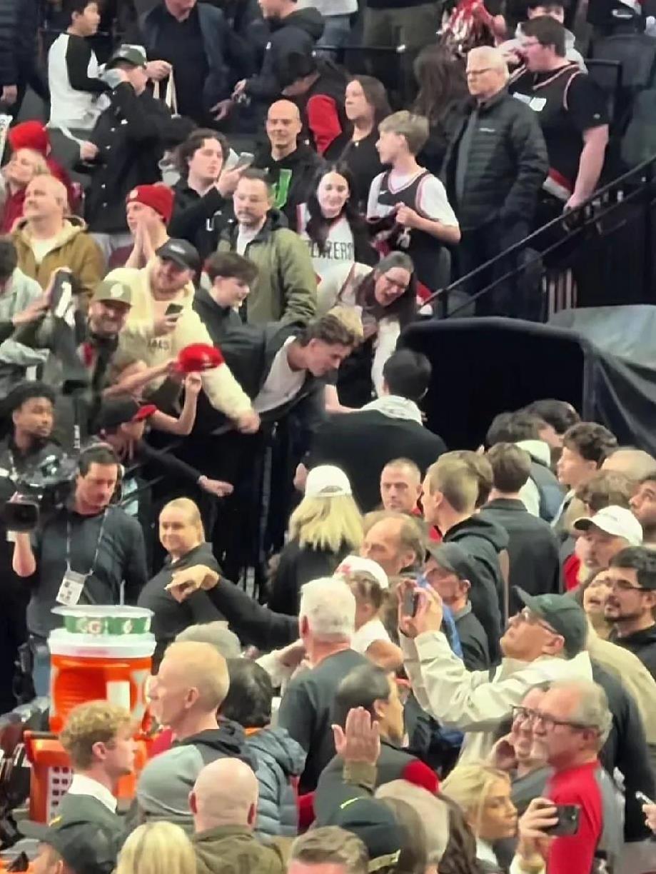 杨瀚森愣住了！这是真粉丝还是假粉丝啊！
开拓者比赛赛后，杨瀚森返回更衣室，随后就