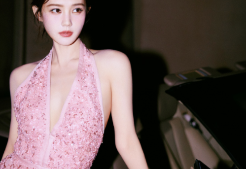 李一桐的粉色小礼服，妆容和状态超可以的！