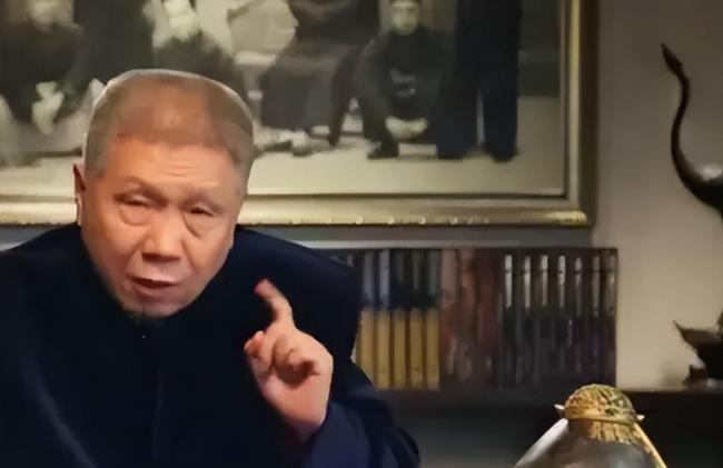 2010年，古董专家马未都在欧洲游玩时，来到了一家古玩店中，而老板竟误以为他是小