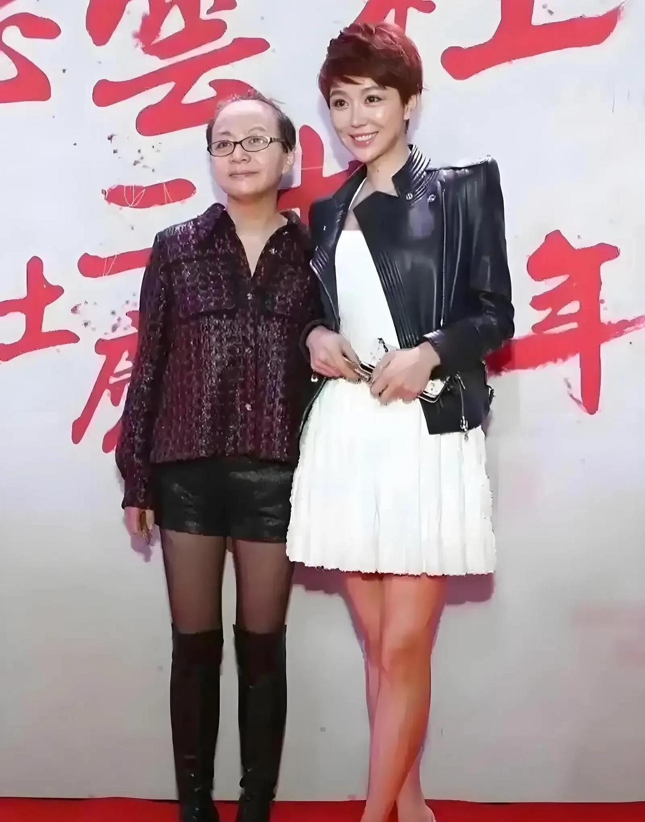 这两“母女”合影还挺温馨的，姜妍身高172厘米，宋丹丹身高168厘米，但感觉姜妍